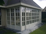 Terrasoverkapping voorzien van harmonicadeuren.